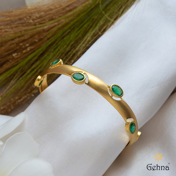 Eclectic Emerald and 18K Gold Bangle (2'4 Size)