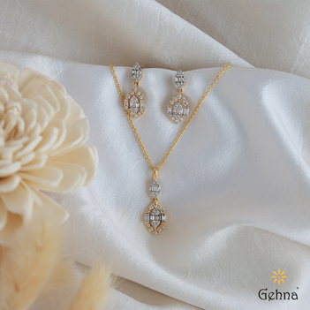 Regal Diamond Pendant Set in 18K Gold (With Chain)