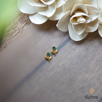 Tulip Emerald 18K Gold Stud Earrings